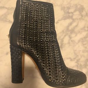 Beautiful booties. Used. In great conditions. Box and dust bag